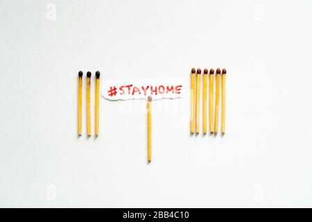 Social Distancing Konzept Stay Home as #stayhome. Konzept, wie man die Ausbreitung des Coronavirus verhindert. Matchstäbchen brennen, ein Stück verhindert das Feuer Stockfoto