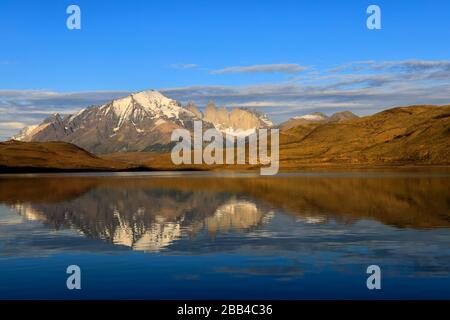 Sonnenaufgang über den drei Türmen von Laguna Armaga, Torres de Paine National Park, Magallanes Region, Patagonien, Chile, Südamerika Stockfoto