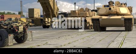 Amerikanische Militärausrüstung in einem europäischen Hafen Stockfoto