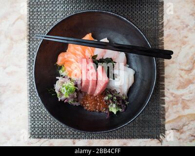 Gänsendon - typische japanische Rohfischmahlzeit in einer Schüssel Stockfoto
