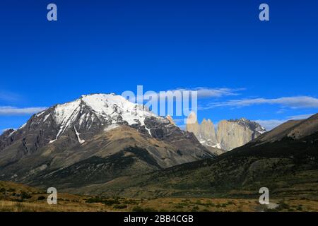 Blick auf die drei Türme, den Nationalpark Torres de Paine, die Region Magallanes, Patagonien, Chile, Südamerika Stockfoto