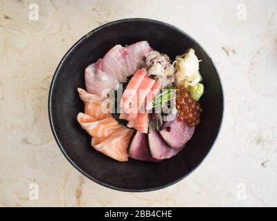 Gänsendon - typische japanische Rohfischmahlzeit in einer Schüssel Stockfoto
