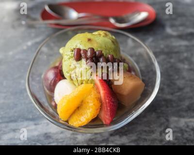 Nahaufnahme von Anmitsu - traditionelles japanisches Dessert mit Macha-Ikekream, frischem Obst und anko Stockfoto