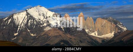 Sonnenaufgang über den drei Türmen, dem Torres de Paine National Park, Magallanes Region, Patagonien, Chile, Südamerika Stockfoto