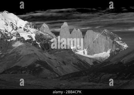 Sonnenaufgang über den drei Türmen, dem Torres de Paine National Park, Magallanes Region, Patagonien, Chile, Südamerika Stockfoto