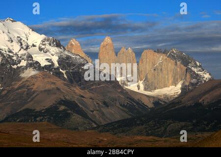 Sonnenaufgang über den drei Türmen, dem Torres de Paine National Park, Magallanes Region, Patagonien, Chile, Südamerika Stockfoto