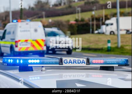 Clonakilty, West Cork, Irland. März 2020. Als Teil der verbindlichen "Tag zu Hause"-Anordnung, die die irische Regierung am vergangenen Freitag auferlegt hat, wurde der Gardai beauftragt, sicherzustellen, dass die Menschen sich daran halten, um die Ausbreitung von Covid-19 zu stoppen. An diesem Nachmittag wurde ein Garda Checkpoint auf der Clonakilty nach Bandon Straße eingesetzt, der aus 3 regulären Gardai und 2 bewaffneten Gardai bestand. Quelle: AG News/Alamy Live News Stockfoto