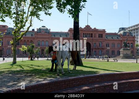 Polizeihouette vor der Casa Rosada, dem rosa Haus, dem Sitz des argentinischen Präsidenten, Plaza De Mayo, Buenos Aires, Argentinien Stockfoto