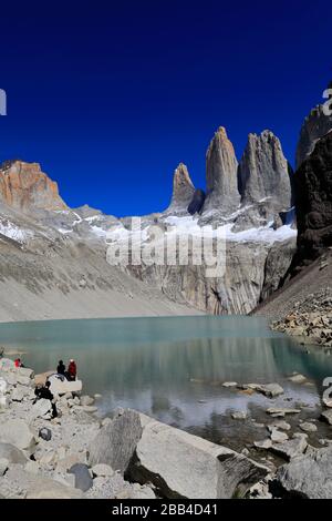 Wanderer in den drei Türmen, im Nationalpark Torres de Paine, in der Region Magallanes, in Patagonien, in Chile, in Südamerika Stockfoto