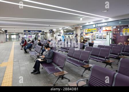 Seoul, Korea-29. März 2020: Es ist ruhig in der Suseo Station laut der Sozialdistanzierungsberatung wegen der Corona-Virus-Pandemie Stockfoto