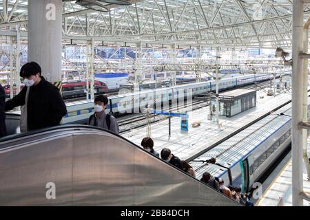 Seoul, Korea-29. März 2020: Menschen, die Masken tragen, kommen wegen der Corona-Viruspandemik auf einer Rolltreppe an der Station Seoul auf Stockfoto