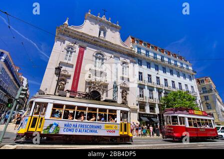 Straßenbahn auf der Straße in Lissabon, Portugal Stockfoto