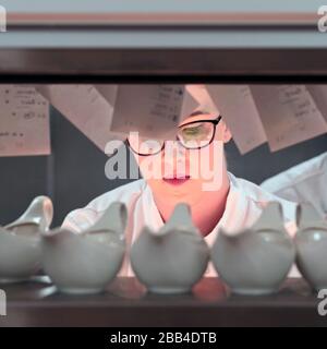 Küchenassistent/Koch bei der Arbeit in der Küche in der Station Cafe Bar in Richmond, North Yorkshire, Großbritannien. 21/9/2018. Foto: Stuart Boulton. Stockfoto