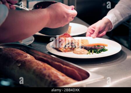 Küchenchefs und Küchenmitarbeiter arbeiten in der Küche in der Station Cafe Bar in Richmond, North Yorkshire, Großbritannien. 21/9/2018. Foto: Stuart Boulton Stockfoto