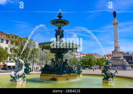 Der Brunnen auf dem Rossio-Platz in Lissabon, Portugal Stockfoto