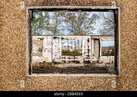 Fensterblick durch das derbe Haus in Crewe Cheshire UK Stockfoto