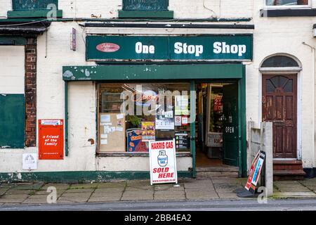 Cluttered One Stop Shop, 24-Stunden-Geschäft in Winsford Cheshire UK Stockfoto