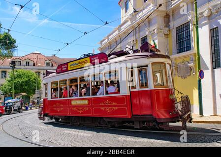 Straßenbahn auf der Straße in Lissabon, Portugal Stockfoto