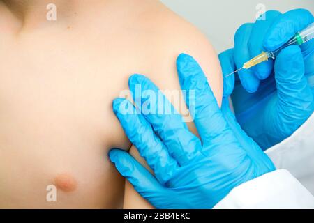 Nahaufnahme des Porträts einer Krankenschwester, die ein Kind im Krankenhaus geimpft Stockfoto