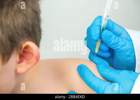 Nahaufnahme des Porträts einer Krankenschwester, die ein Kind im Krankenhaus geimpft Stockfoto