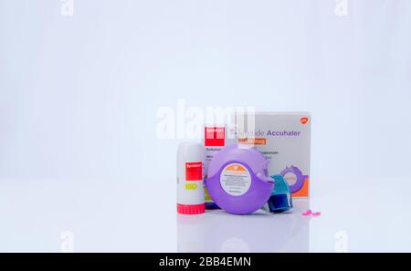 CHONBURI, THAILAND - 28. MÄRZ 2020: Symbicort Turbuhaler, Seretide Accuhaler, ventolin Evohaler und Pink Tabletts Pillen. Asthma-Inhalator. Medizin für Stockfoto