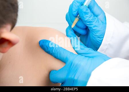 Nahaufnahme des Porträts einer Krankenschwester, die ein Kind im Krankenhaus geimpft Stockfoto