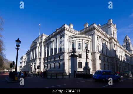 Gebäude der Schatzkammer Ihrer Majestät (HM Treasury), 1 Horse Guards Road. Das Schatzamt Ihrer Majestät wird manchmal als Exchequer oder informeller bezeichnet Stockfoto