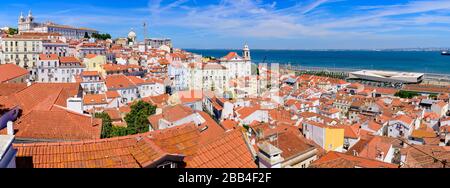 Panorama der Stadt und des Tejo von Miradouro de Santa Luzia, einer Aussichtsplattform in Lissabon, Portugal Stockfoto