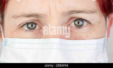 Nahaufnahme eines Pflegepersonals, das ihre chirurgische Schutzmaske verstellt Stockfoto