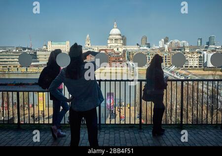 Blick von der Aussichtsplattform der Tate modern durch das getaggte Fensterglas auf die St. Paul's Cathedral in London. Stockfoto