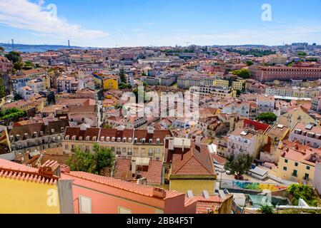 Panoramablick auf die Stadt vom Aussichtspunkt Miradouro da Senhora do Monte in Lissabon, Portugal Stockfoto