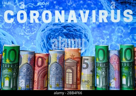 Europa Stockmarket-Chart-Abwärtstrend mit Banknotenhintergrund, Covid19-Virus-Pandemie-Krise, Euro aufgerollt Stockfoto