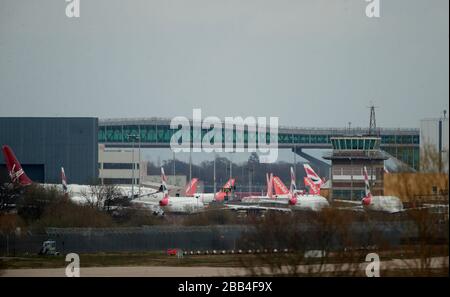 Die Flugzeuge Virgin Atlantic, British Airways und EasyJet werden auf dem Flughafen Gatwick in Crawley, West Sussex, geparkt, nachdem EasyJet angekündigt hat, seine gesamte Flotte von 344 Flugzeugen aufgrund der Coronavirus-Pandemie geerdet zu haben. Stockfoto