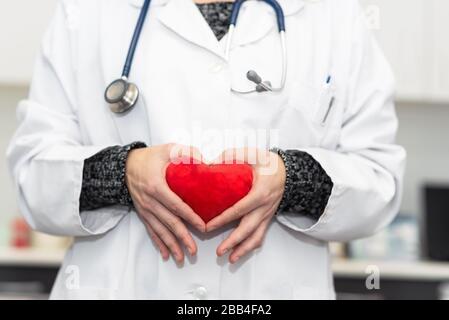 Rote Herzform in den Händen des Arztes. Stockfoto