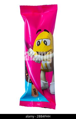 M&M's Eis mit Erdbeergeschmack Eiscreme mit Erdbeergeschmack und einer Beschichtung aus Kakao und M&M Schokoladenchips isoliert auf weißem Hintergrund Stockfoto