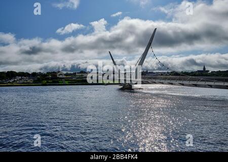 Die berühmte Peace Bridge über Foyle River, in Derry, Nordirland. Es wurde am 25. Juni 2011 eröffnet und verbindet den Ebrington Square mit dem Rest von Stockfoto