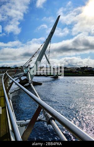 Die berühmte Peace Bridge über Foyle River, in Derry, Nordirland. Es wurde am 25. Juni 2011 eröffnet und verbindet den Ebrington Square mit dem Rest von Stockfoto