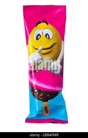 M&M's Eis mit Erdbeergeschmack Eiscreme mit Erdbeergeschmack und einer Beschichtung aus Kakao und M&M Schokoladenchips isoliert auf weißem Hintergrund Stockfoto