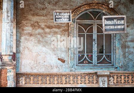 Alte post-koloniale Gebäude Goa in Margao charmante Fassaden verzierten Wände Schimmelige Wände Säulen Balustraden Baluster und Geländer Reise nach katholischen Indien Stockfoto