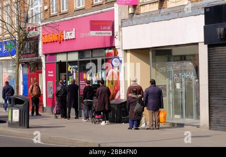 Eine Woche landesweiter Lockdown: Tag 5 der landesweiten Lockdown- und Personen-Warteschlange vor einem lokalen Supermarkt in Croydon Vorstadt Stockfoto