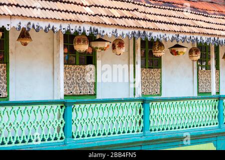 Alte post-koloniale Gebäude Goa in Margao charmante Fassaden verzierten Wände Schimmelige Wände Säulen Balustraden Baluster und Geländer Reise nach katholischen Indien Stockfoto