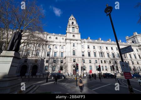 Blick auf die 'Government Offices Great George Street' (GOGGS) vom Parliament Square, London, Großbritannien. GOGGS ist ein großes Regierungsgebäude in Großbritannien Stockfoto