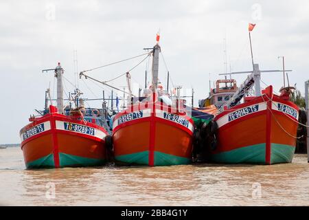 Farbenfrohe vietnamesische Fischerboote stehen auf dem Wasser Stockfoto