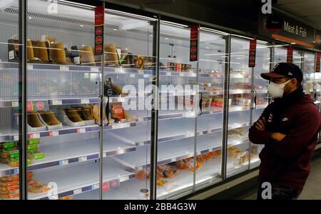 Eine Woche landesweiter Lockdown: Tag 4 des landesweiten Lockdowns ein junger Mann sieht leeres Kühlkabinett im lokalen Supermarkt in South London Stockfoto