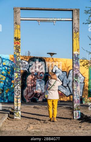 Graffiti Gollum aus Herr der Ringe mit Klopapier und Sprechblase ' Mein Schatz ' anlaesslich der Corona Krise im Mauerpark im Berliner Prenzlauer Berg Stockfoto