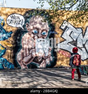 Graffiti Gollum aus Herr der Ringe mit Klopapier und Sprechblase ' Mein Schatz ' anlaesslich der Corona Krise im Mauerpark im Berliner Prenzlauer Berg Stockfoto