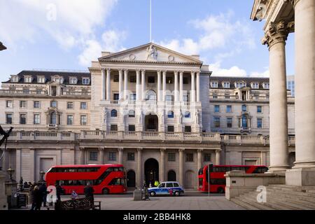 Die Bank of England ist die Zentralbank des Vereinigten Königreichs. Manchmal auch als "Old Lady of Threadneedle Street" bekannt. Threadneedle Street, London, Großbritannien. T Stockfoto