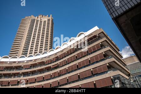 Das Barbican Estate, London. Die brutalistische Betonarchitektur eines Wohn- und Kulturviertels im Herzen der City of London. Stockfoto