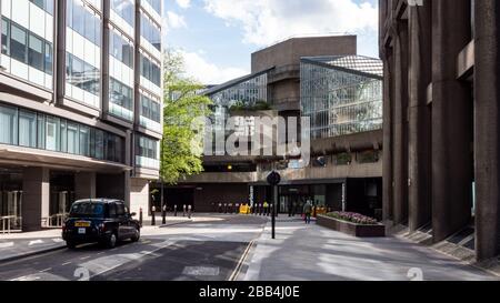 The Barbican, London. Der Hauptzugang zum Barbican Performing Arts Center in der Silk Street in der City of London. Stockfoto