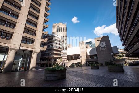 Das Barbican Estate, London. Brutalistische Betonarchitektur des City of London Performing Arts Center und der umliegenden Wohnblöcke. Stockfoto